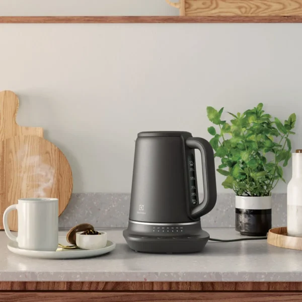 JARRA ELECTRICA ELECTROLUX EKP70 BLACK 1,7L DIGITAL CORTE MATE - Imagen 4